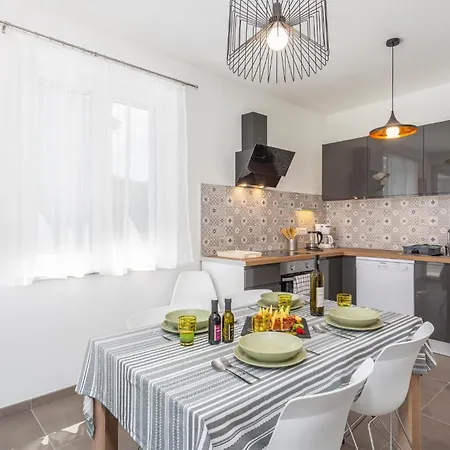 Awesome In With Kitchen Apartment Vrbnik (Primorje-Gorski Kotar)