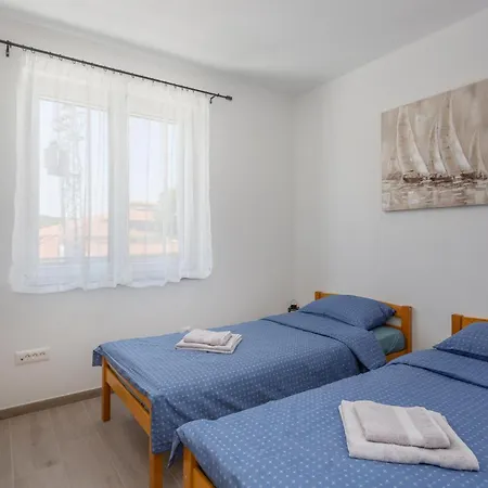 Awesome In With Kitchen Apartment Vrbnik (Primorje-Gorski Kotar)